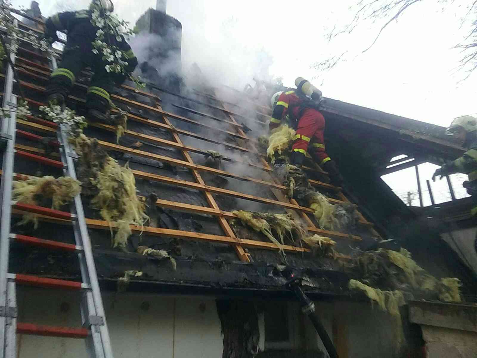 ILUSTR - poziar domu